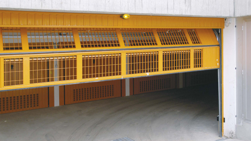 mono giallo.jpg